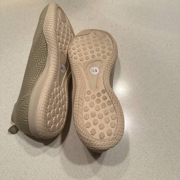 Shoes - Picture 6 of 7